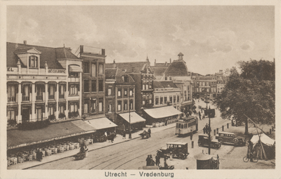 865088 Gezicht op de oostelijke gevelwand van het Vredenburg te Utrecht, met links het hotel De l'Europe (Vredenburg 14).